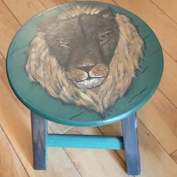 🇨🇦 Hand Painted Lion Footstool - Picture 2 of 5